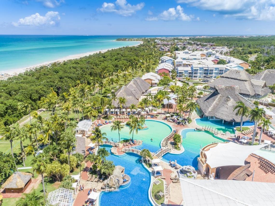 Luftaufnahme des Royalton Hicacos Resort & Spa mit Swimmingpools, Cabanas und Blick auf den Strand