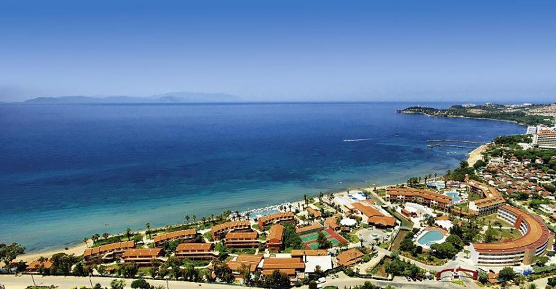 Luftaufnahme des Ephesia Holiday Beach Club Hotels mit Blick auf den Strand und das Meer.