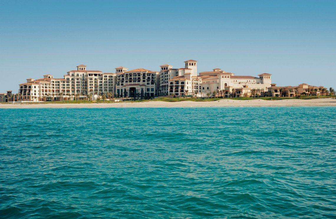Außenansicht des St. Regis Saadiyat Island Resorts am Strand