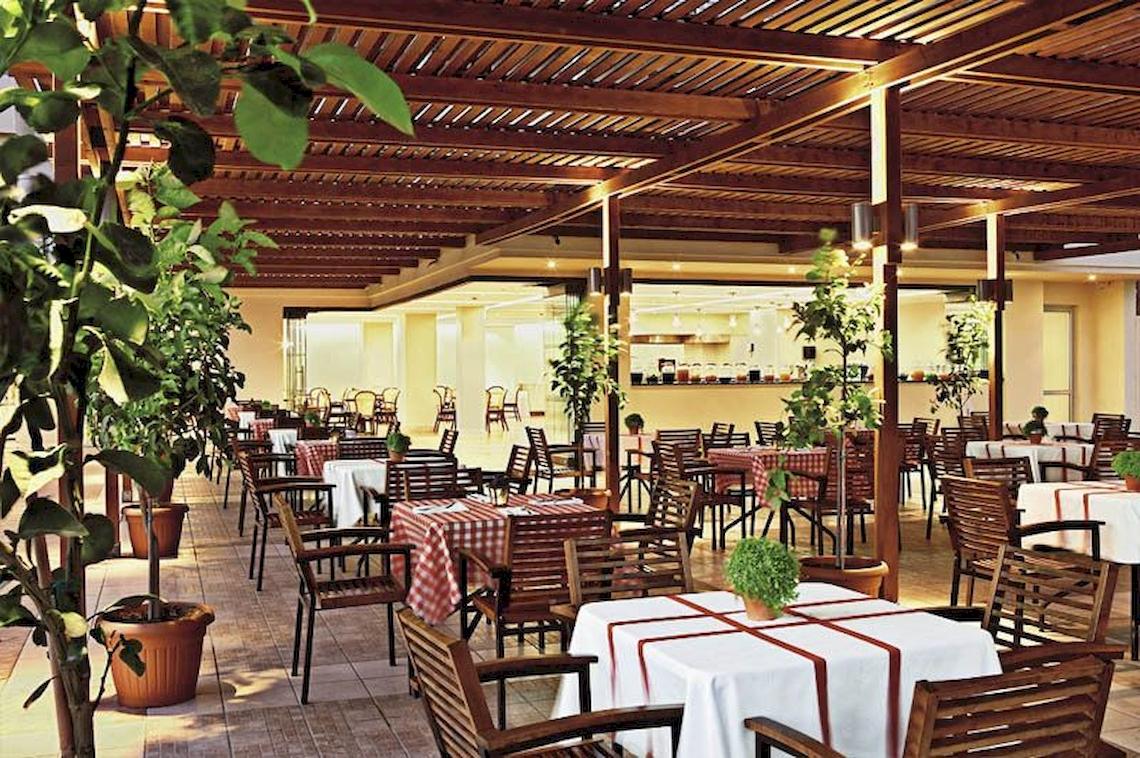 Restaurantbereich des Electra Palace Hotels mit gedeckten Tischen und Holzmöbeln.