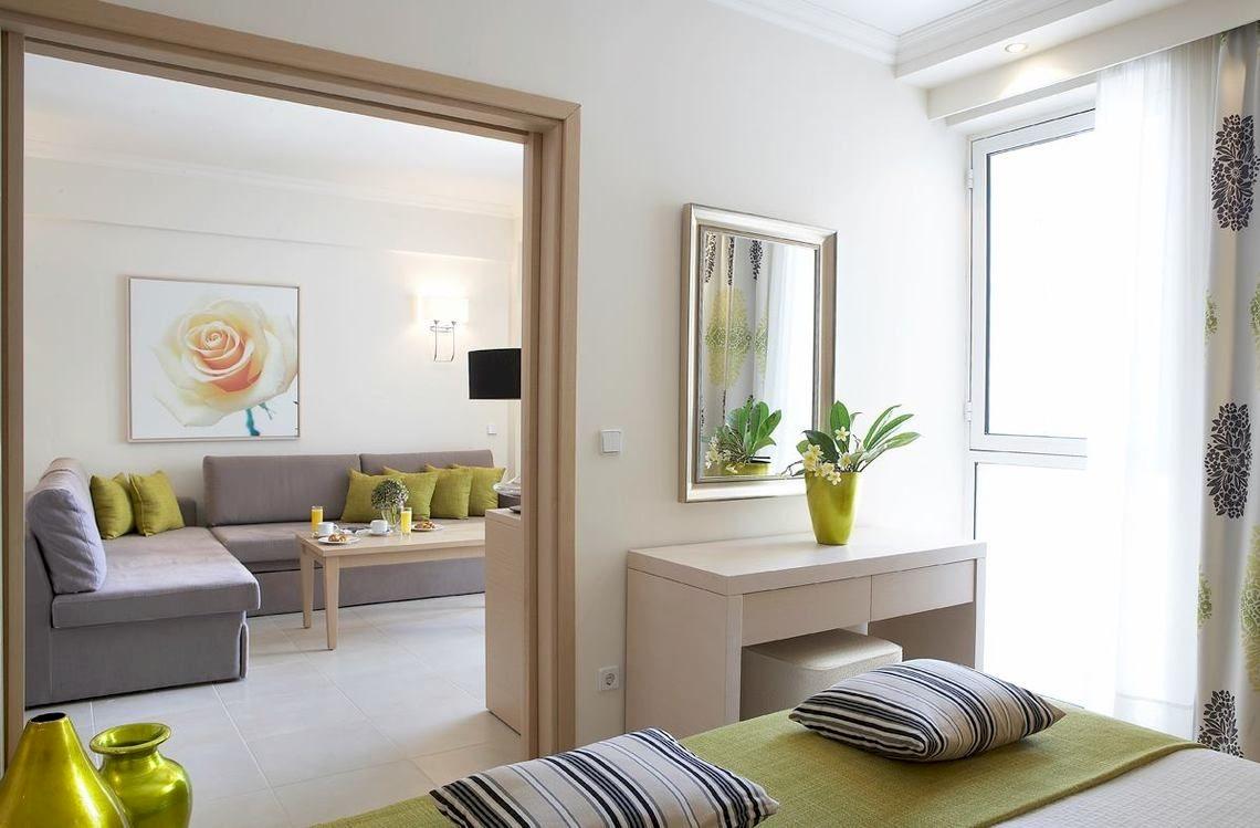 Innenansicht eines Zimmers im Electra Palace Hotel mit grünen Akzenten und Möbeln.