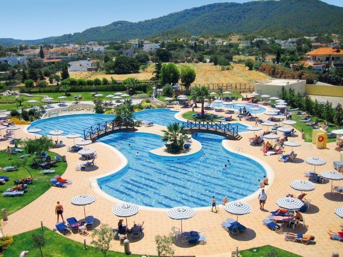 Luftaufnahme des Electra Palace Rhodes Hotels mit großen Swimmingpools und vielen Gästen.