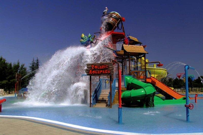 Wasserrutsche im Solaris Aquapark mit großem Wasserfall und bunten Rutschen