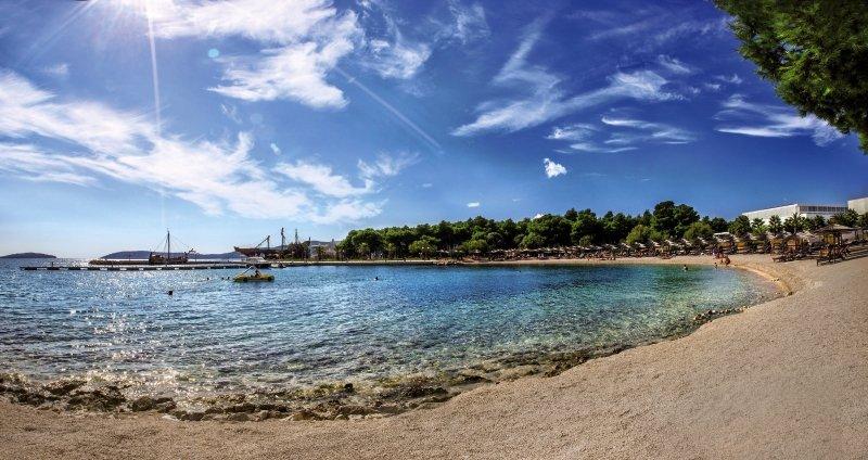 Strand des Niko Hotels mit blauem Himmel und Wasser