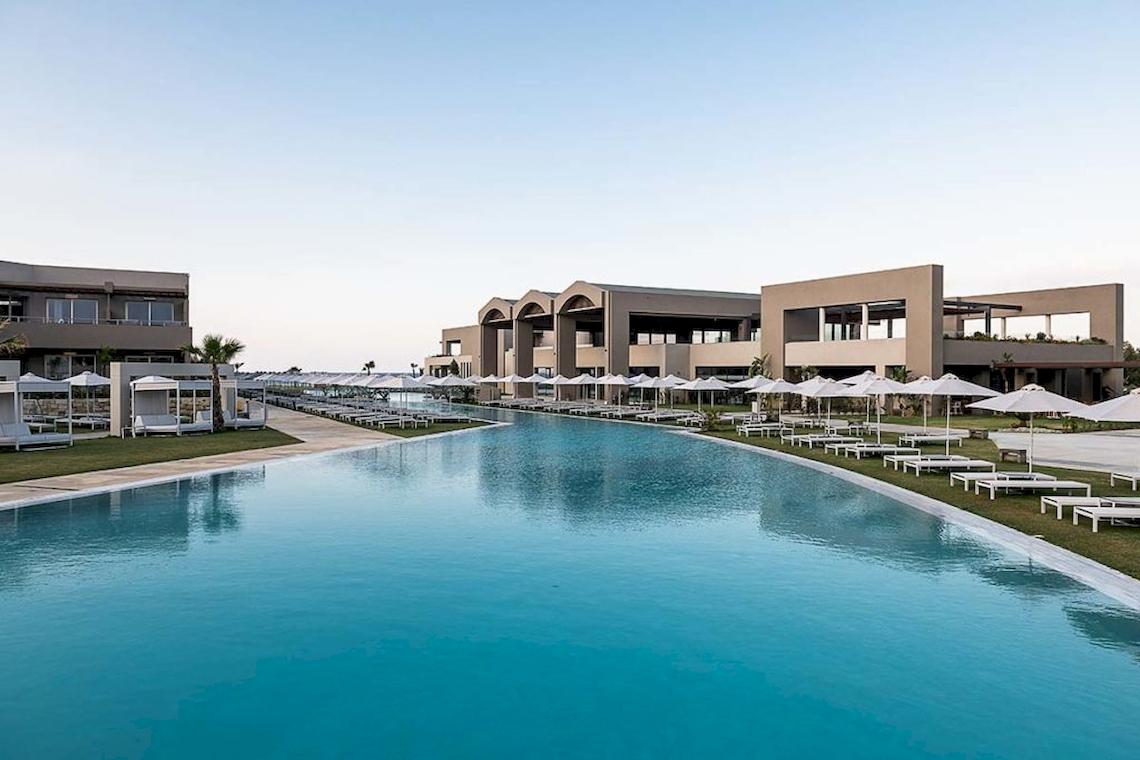 Euphoria Resort Pool mit Loungebereich und Sonnenschirmen