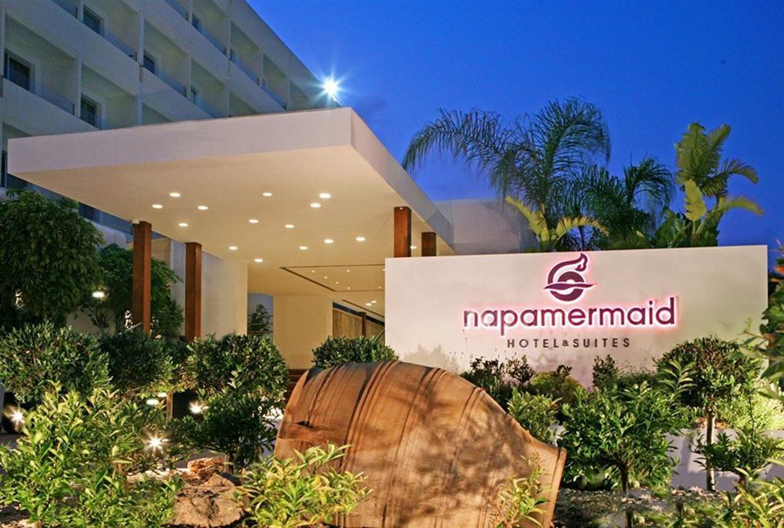 Nachtaufnahme des Napa Mermaid Hotel & Suites Eingangsbereichs mit Beleuchtung und Logo
