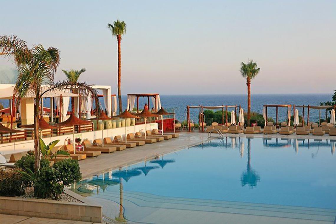 Außenbereich des Napa Mermaid Hotel mit Pool und Blick auf das Meer