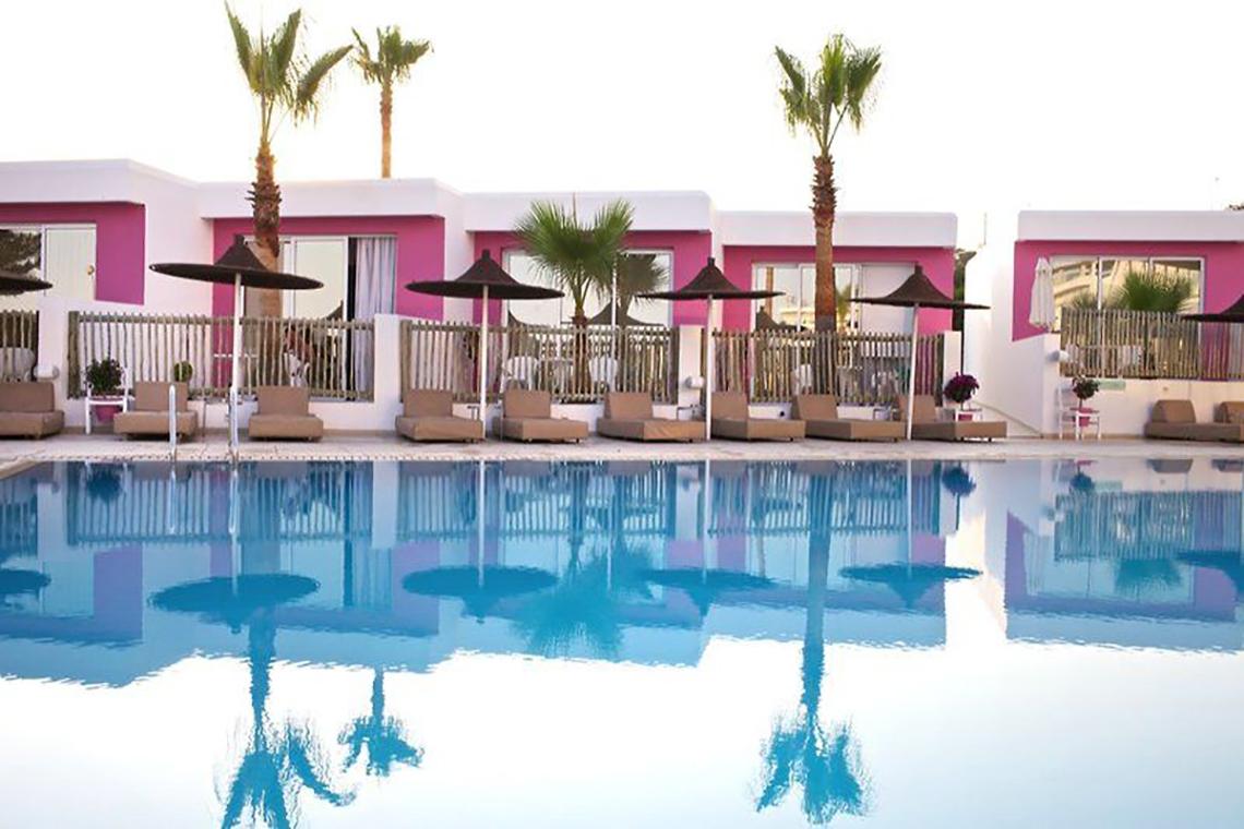 Außenpool des Napa Mermaid Hotel & Suites mit Sonnenliegen und Palmen