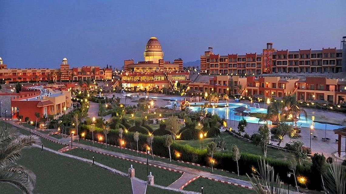 Luftaufnahme des Malikia Resort Abu Dabbab mit Swimmingpool und vielen beleuchteten Gebäuden