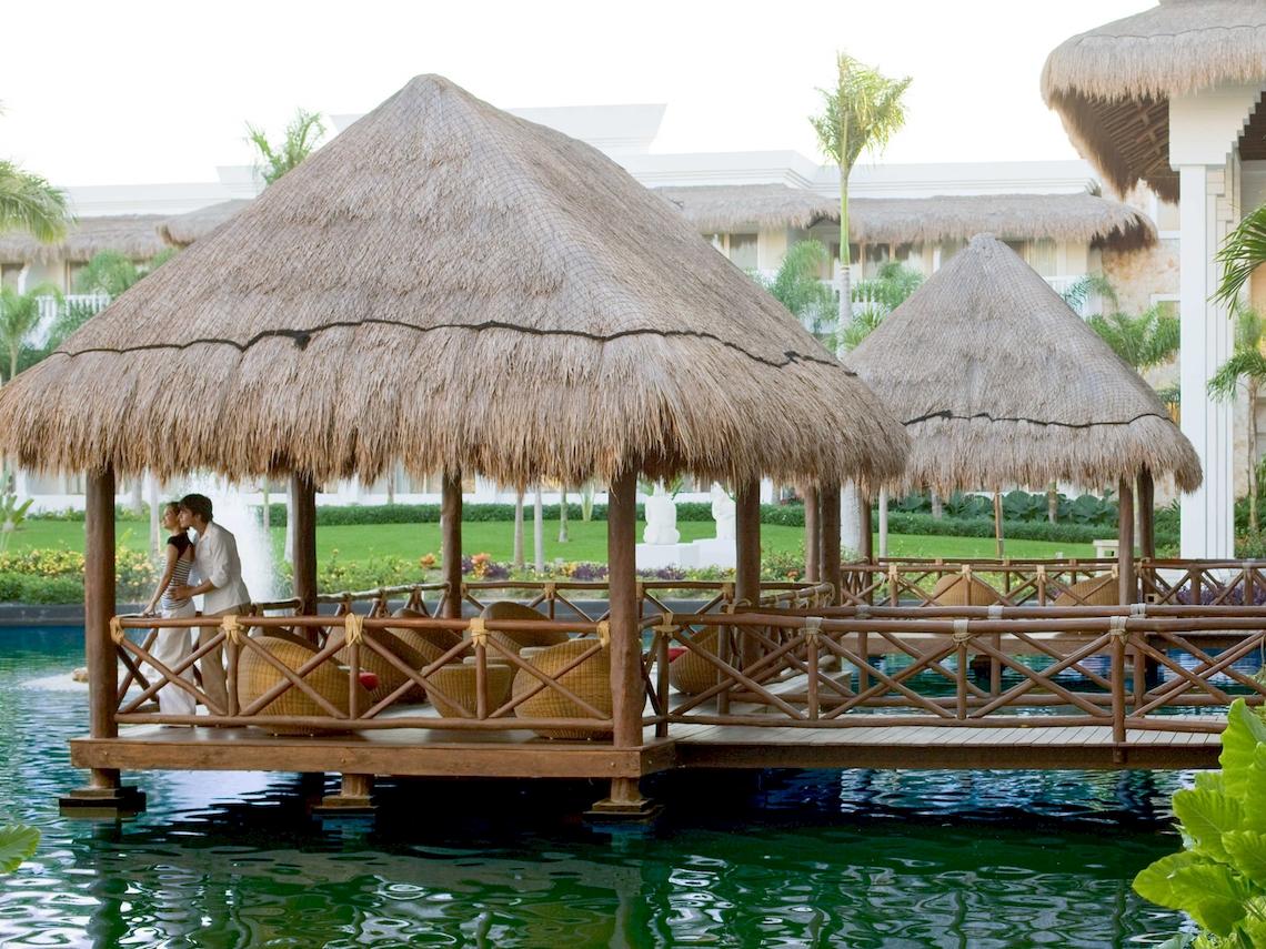 Pärchen in der Gazebo des Grand Sunset Princess All Suites Resorts am Wasser