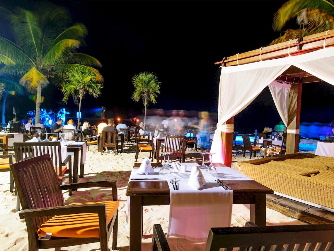 Restaurant am Strand des Grand Sunset Princess All Suites Resorts bei Nacht