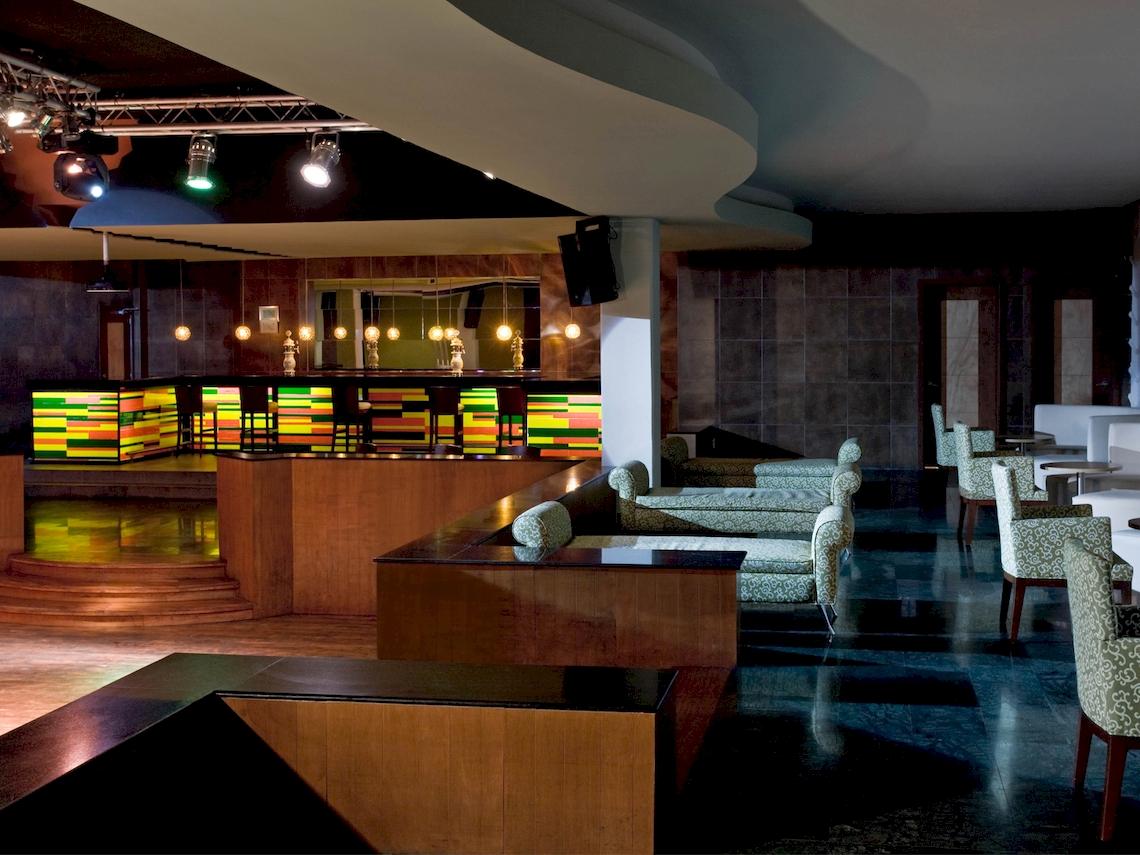 Lobby des Grand Sunset Princess All Suites Resorts mit Bar und Sitzgelegenheiten.