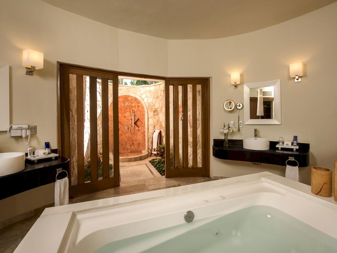 Badezimmer im Grand Sunset Princess All Suites Resort mit Badewanne, Dusche und Waschbecken.