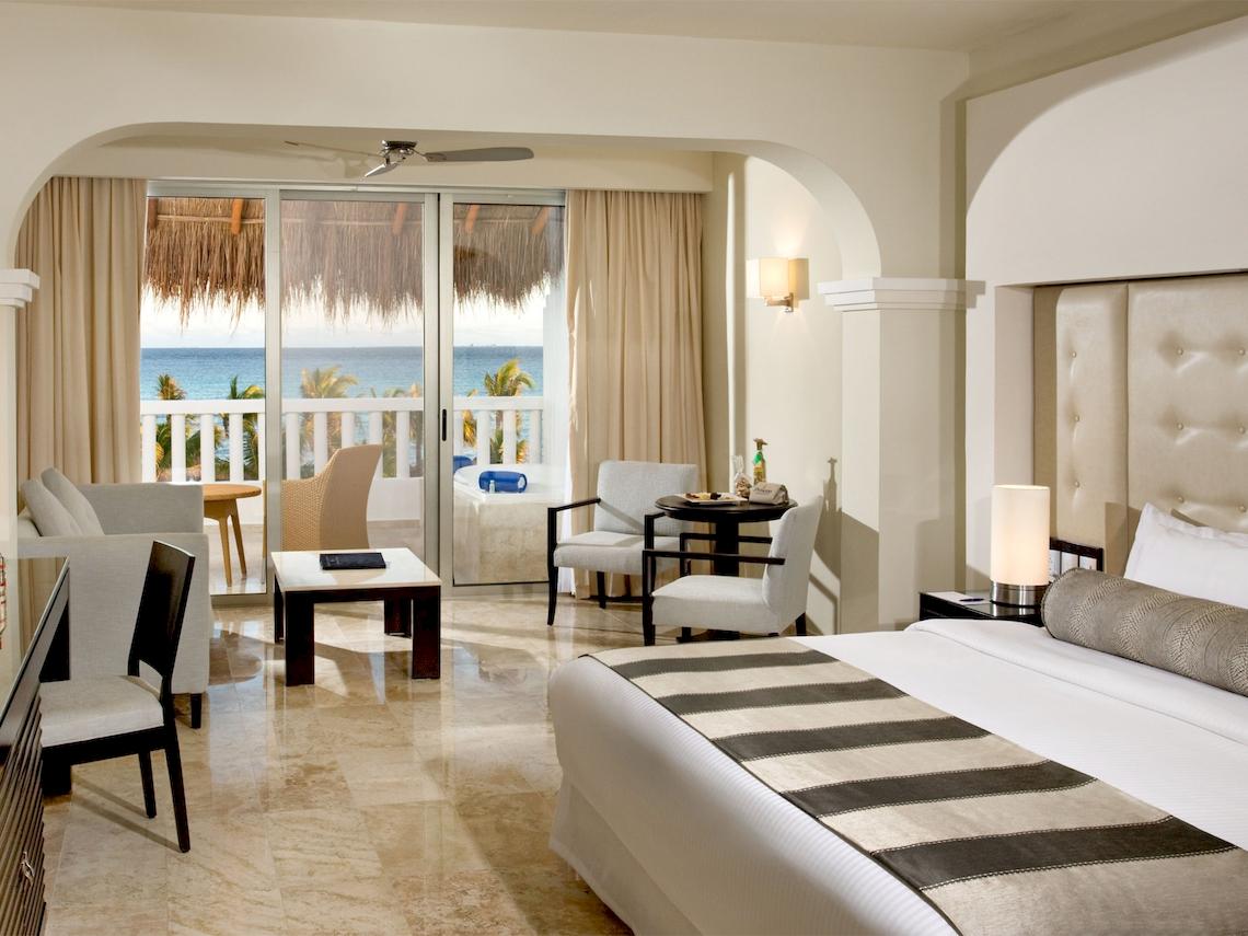 Suite-Zimmer im Grand Sunset Princess All Suites Resort mit Blick auf das Meer.
