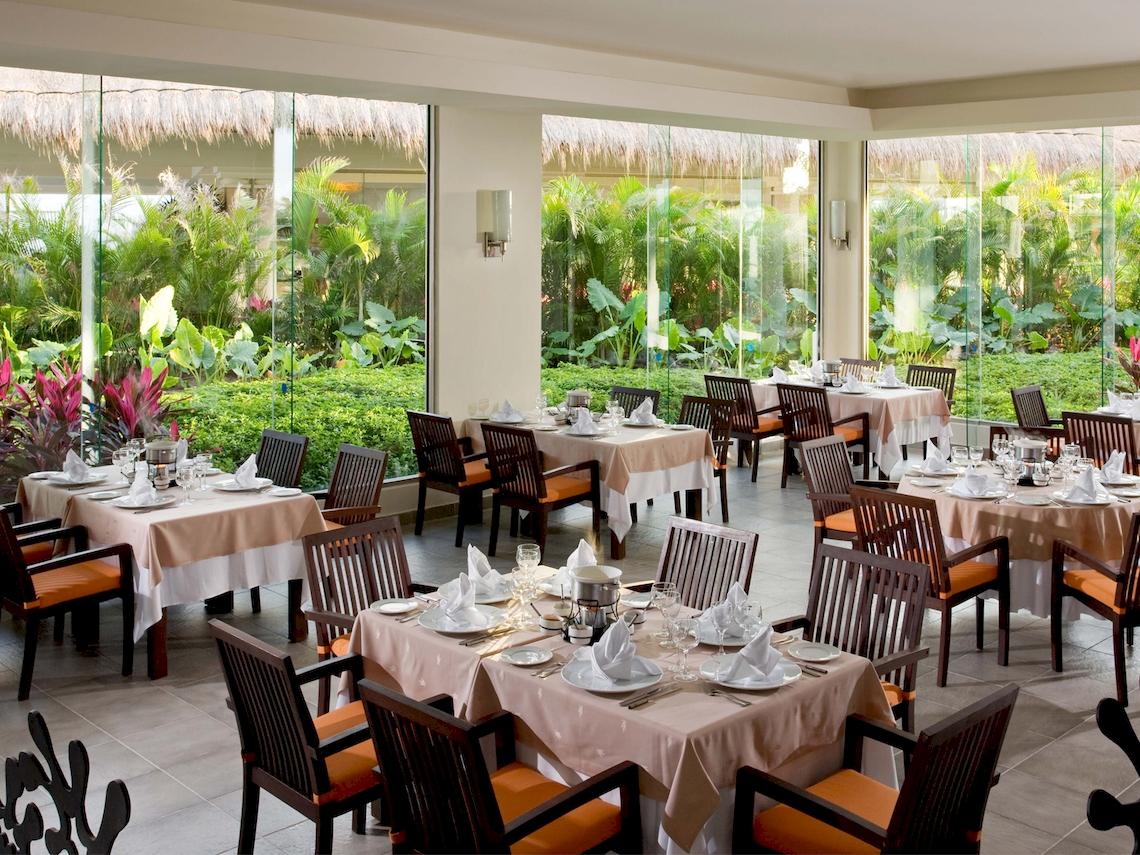 Restaurant im Grand Sunset Princess All Suites Resort mit Blick auf eine Terrasse.