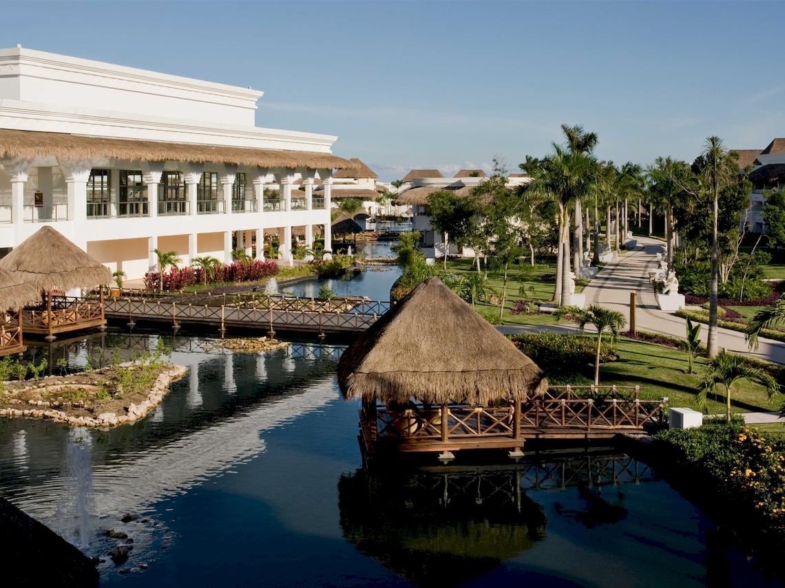 Außenansicht des Grand Sunset Princess All Suites Resorts mit Wasser und Pavillon