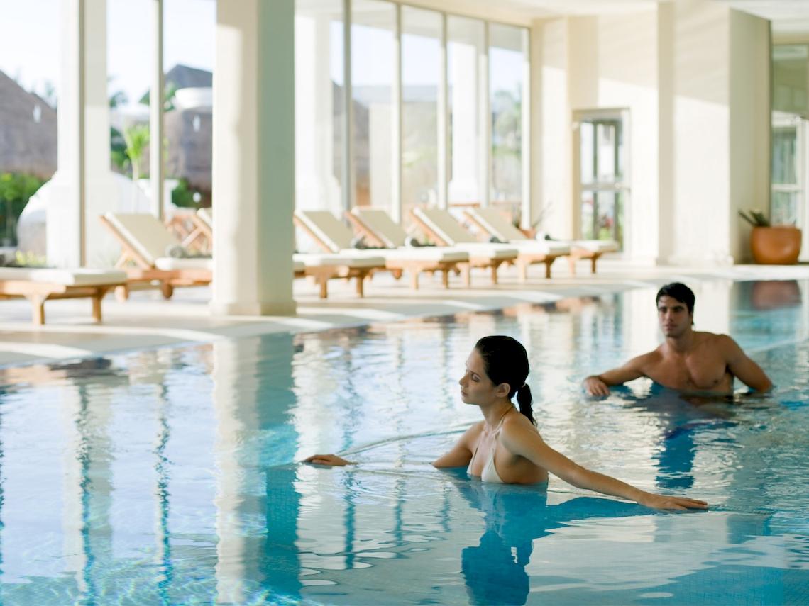 Mann und Frau schwimmen im Pool des Grand Sunset Princess All Suites Resorts