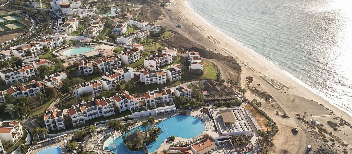 Luftaufnahme des Fuerteventura Princess Hotels mit Swimmingpools und nahegelegenem Strand