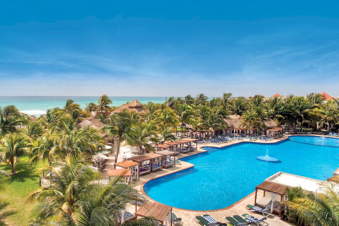 Luftaufnahme des El Dorado Royale Spa Resorts mit Swimmingpool, Sonnenliegen und Palmen