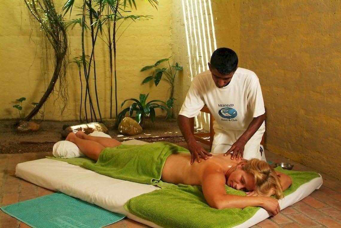 Frau im Mermaid Hotel & Club entspannt sich bei einer Massage
