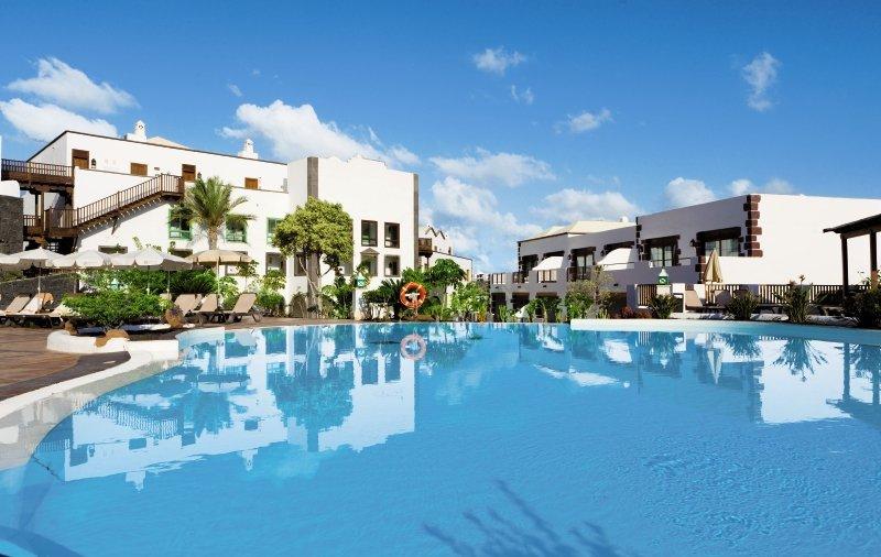 Außenbereich des Gran Castillo Tagoro Family & Fun Hotels mit Pool und Sonnenliegen