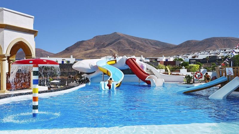 Wasserpark im Gran Castillo Tagoro Family & Fun Hotel mit Rutschen und Pool