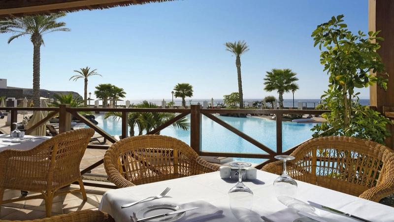 Terrasse des Gran Castillo Tagoro mit Blick auf den Pool und den Ozean.
