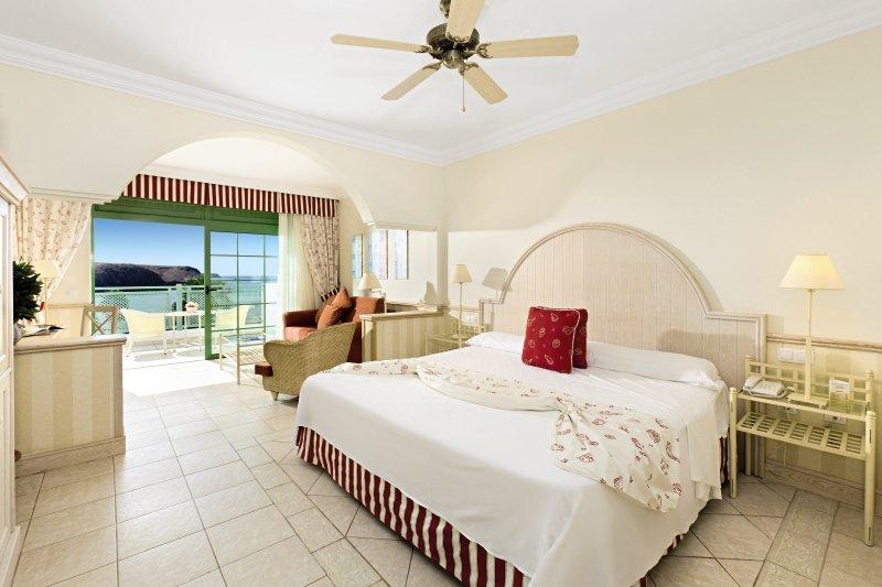 Luxuriöses Hotelzimmer im Gran Castillo Tagoro Family & Fun Hotel mit Meerblick.