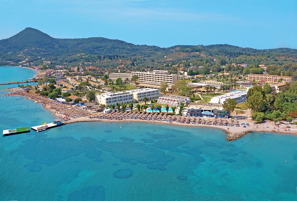 Luftaufnahme des Messonghi Beach Holiday Resorts mit Blick auf die Küste und Hotels