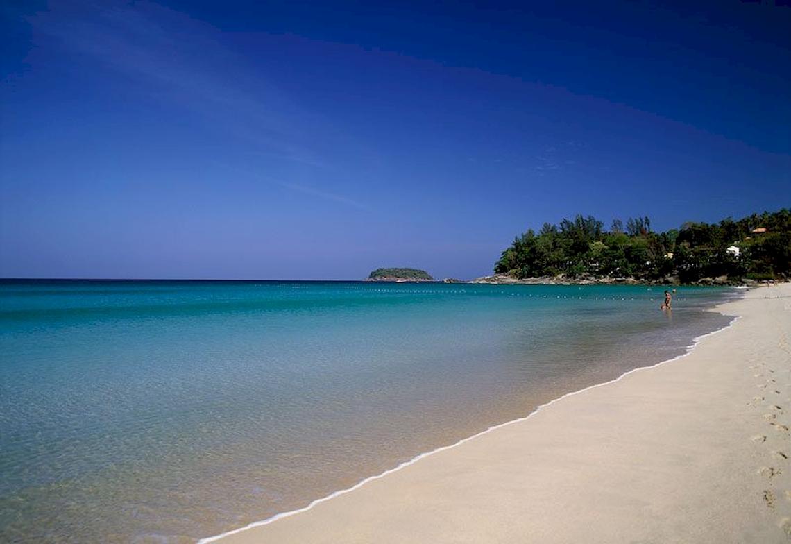 Strand des Katathani Phuket Beach Resorts mit blauem Himmel und klarem Wasser