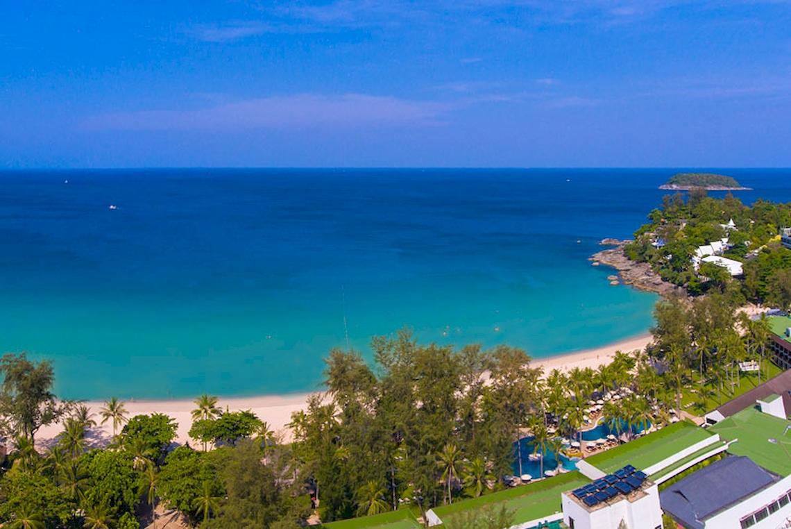 Luftaufnahme des Katathani Phuket Beach Resorts mit Blick auf den Strand, das Meer und die Gebäude.