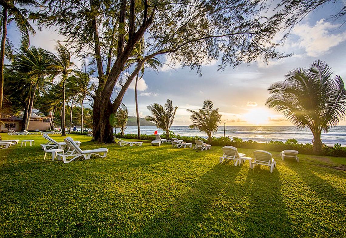 Strandlandschaft des Katathani Phuket Beach Resorts mit Sonnenuntergang