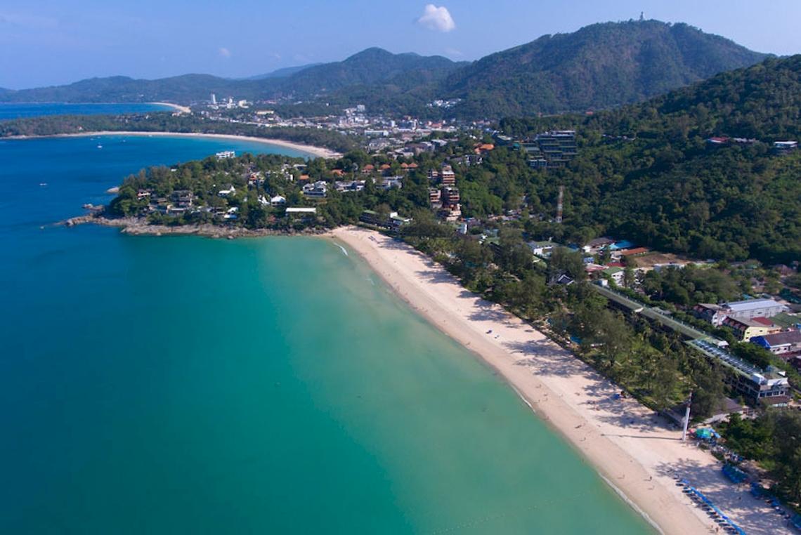 Luftaufnahme des Katathani Phuket Beach Resorts mit Blick auf die Küste und den Strand.
