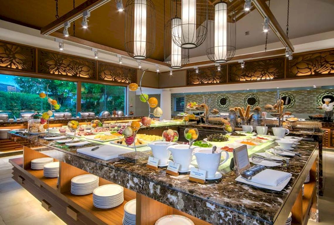 Buffet im Katathani Phuket Beach Resort mit verschiedenen Speisen und Geschirr
