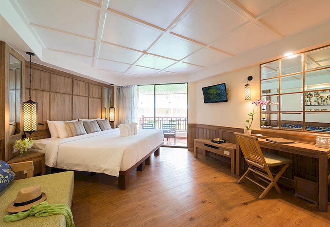 Hotelzimmer im Katathani Phuket Beach Resort mit großem Bett und Schreibtisch