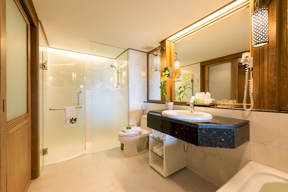 Badezimmer im Katathani Phuket Beach Resort mit Dusche, Toilette, Waschbecken und Badewanne.