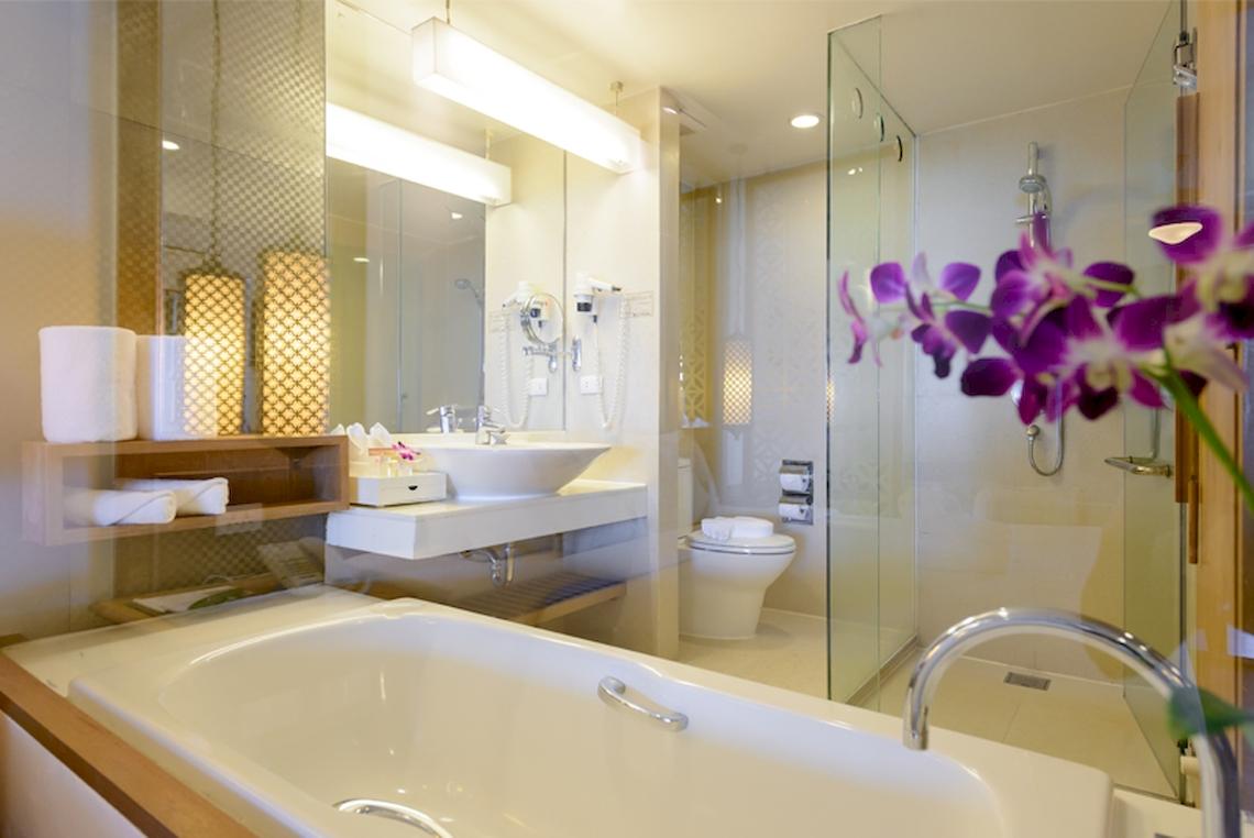 Badezimmer im Katathani Phuket Beach Resort mit Badewanne, Waschbecken und Dusche