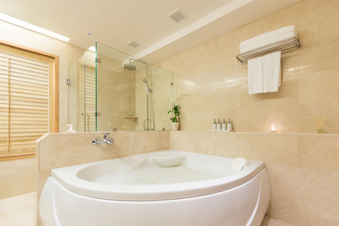 Badezimmer im Katathani Phuket Beach Resort mit Badewanne und Dusche.