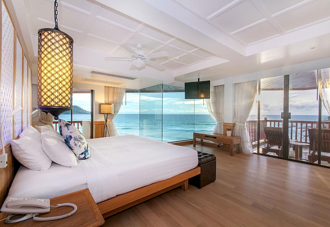 Innenansicht eines Zimmers im Katathani Phuket Beach Resort mit Blick auf das Meer.