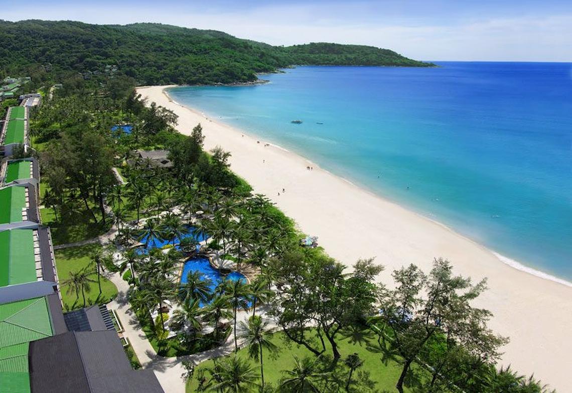 Luftaufnahme des Katathani Phuket Beach Resorts mit Blick auf den Strand, das Meer und den Pool.