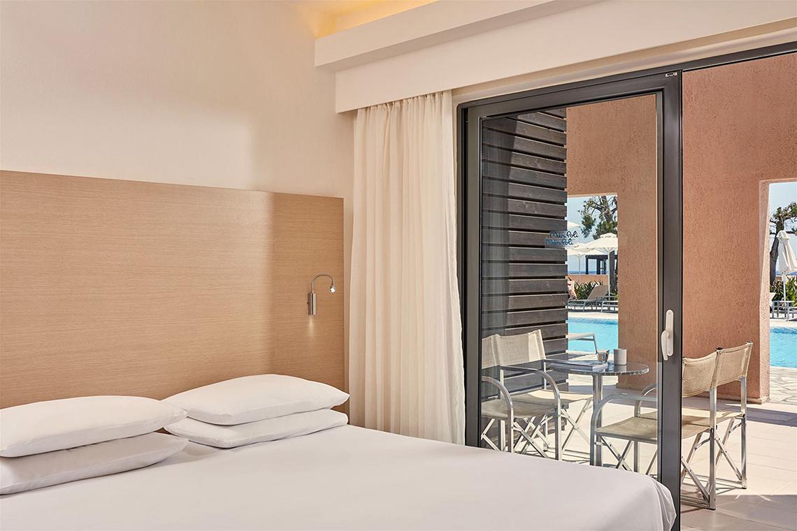 Zimmer im Atlantica Mikri Poli Kos Hotel mit Aussicht auf den Pool