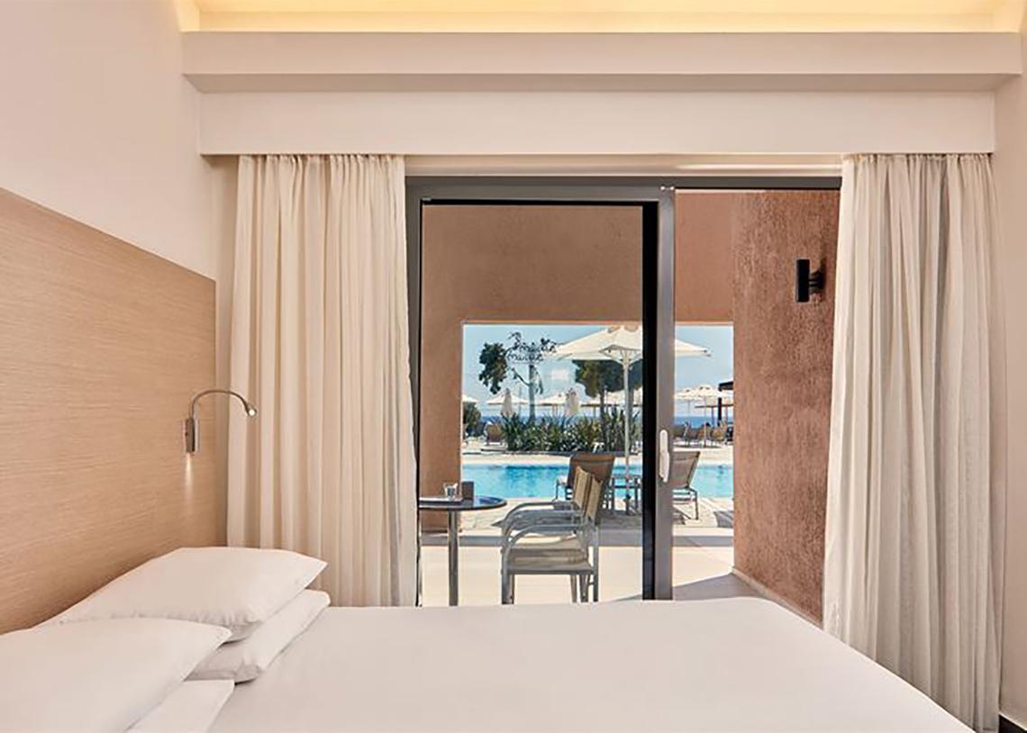 Hotelzimmer mit Aussicht auf den Pool im Atlantica Mikri Poli Kos