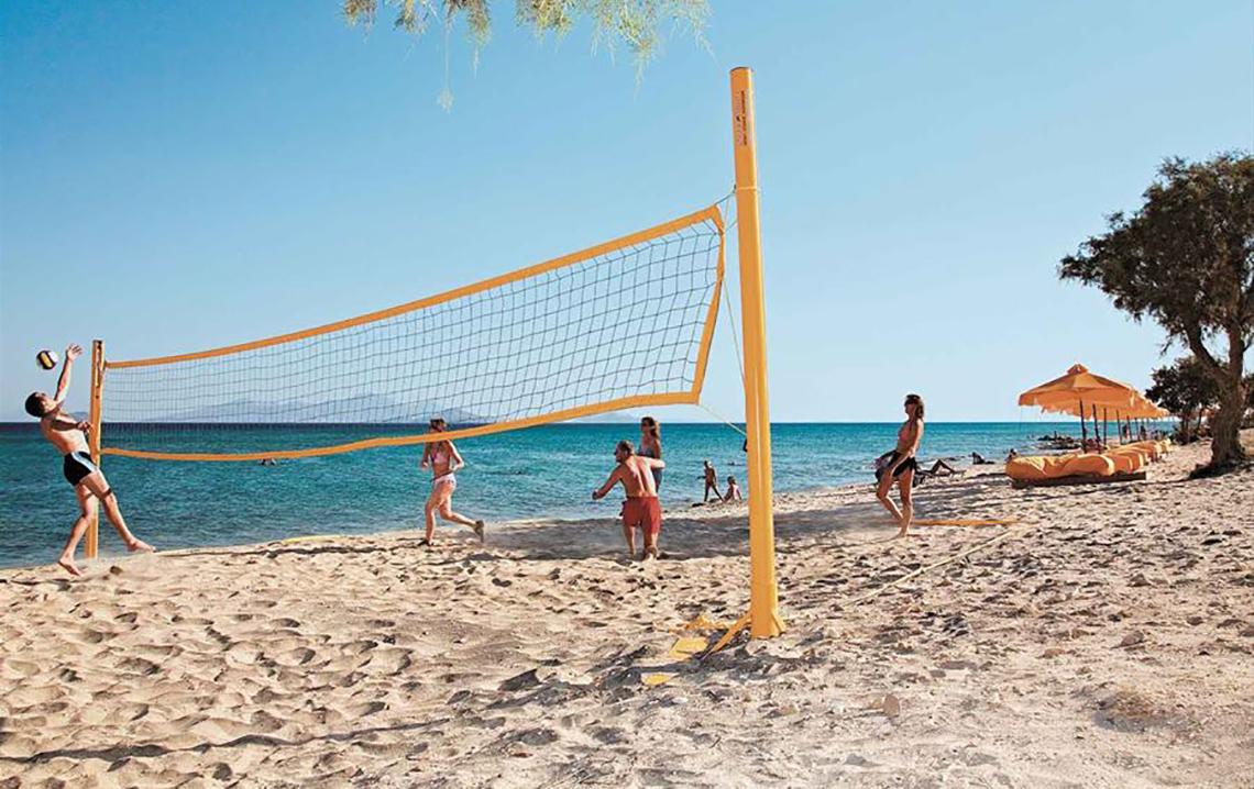 Beachvolleyballspiel am Strand des Atlantica Mikri Poli Kos Hotels