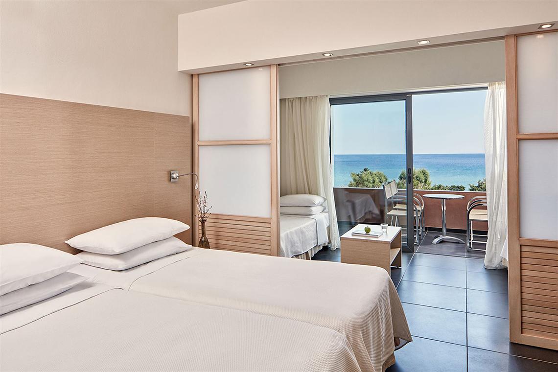Doppelzimmer mit Meerblick im Atlantica Mikri Poli Kos Hotel.