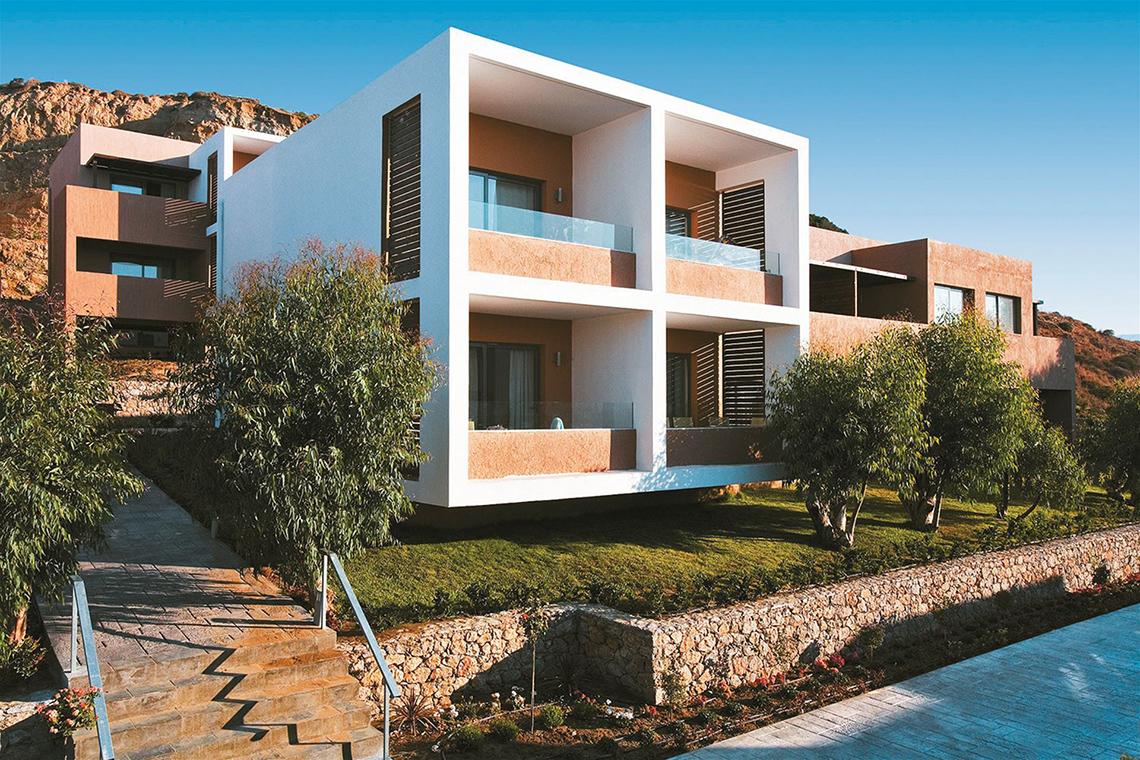 Außenansicht des Atlantica Mikri Poli Kos Hotels mit mehreren Stockwerken und Balkonen.