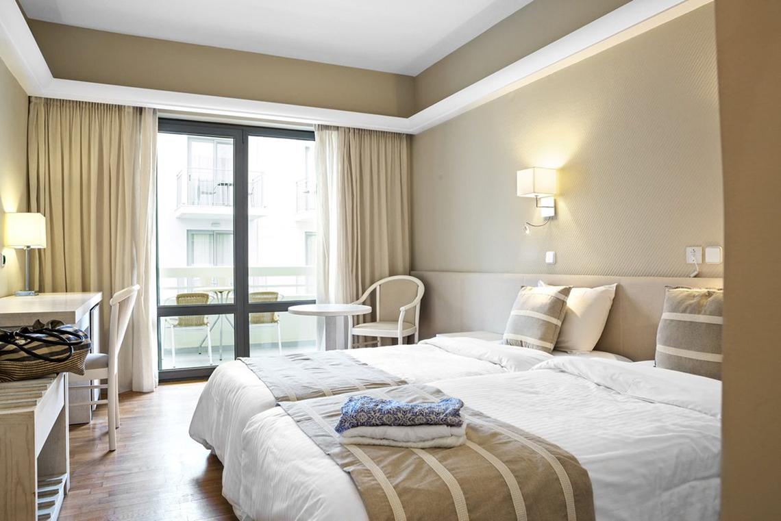 Doppelzimmer im Pearle Beach Resort & Spa mit zwei Betten und Balkon.