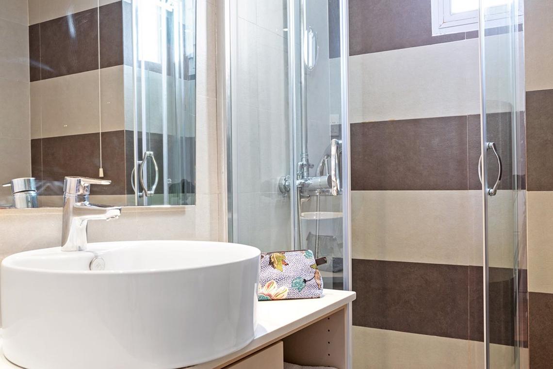 Badezimmer mit Spiegel und Dusche im Pearle Beach Resort & Spa.