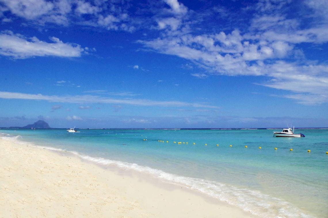 Strand im Pearle Beach Resort & Spa mit weißem Sand und blauem Meer