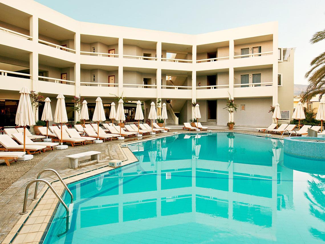 Außenpool mit Sonnenliegen und Sonnenschirmen vor dem Pearle Beach Resort & Spa