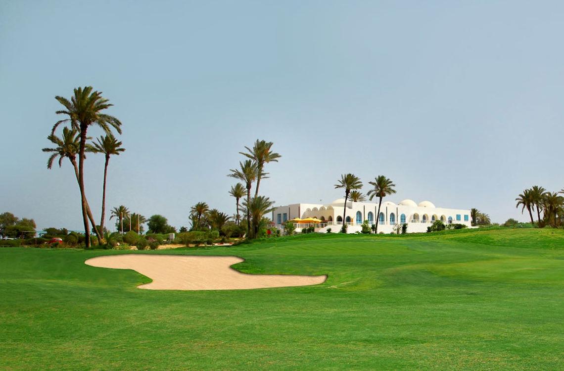 Golfplatz mit Ulysse Djerba Thalasso & Spa Hotel im Hintergrund auf Djerba